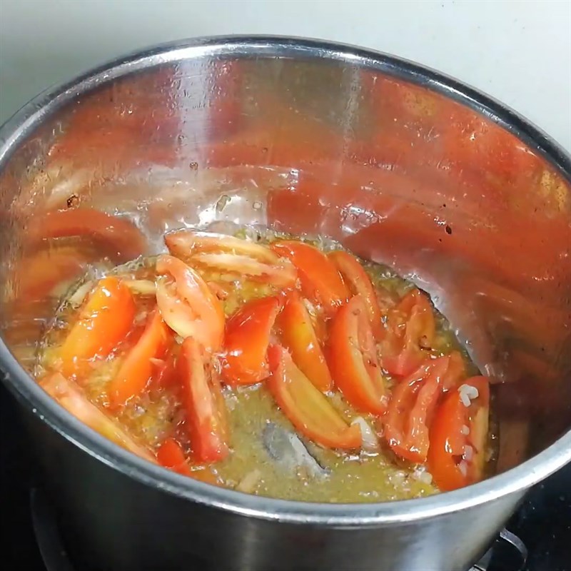 Bước 3 Nấu canh Canh cà chua nấm