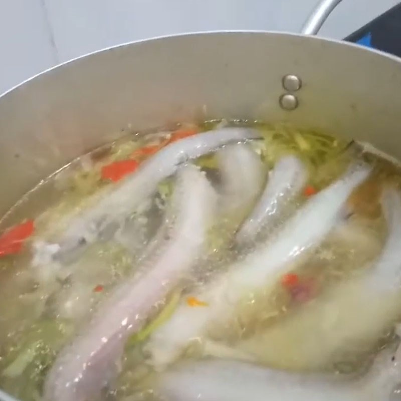 Bước 3 Nấu canh Canh cá khoai nấu hành
