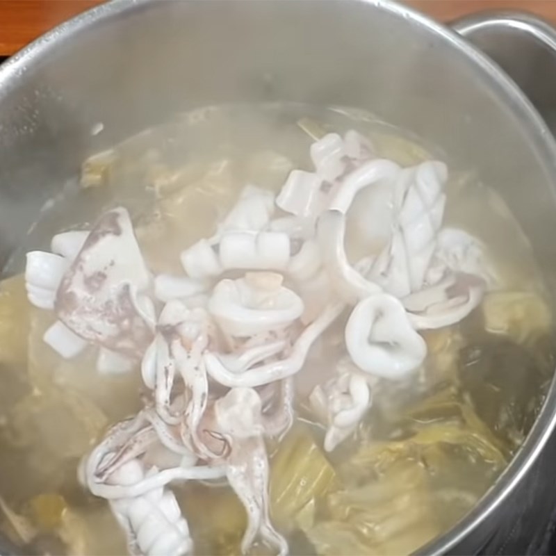 Bước 3 Nấu canh Canh chua mực dưa chua