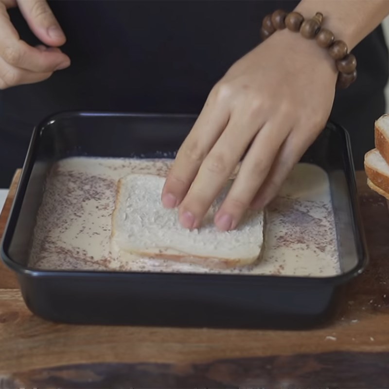 Bước 2 Ngâm bánh mì vào hỗn hợp French toast - bánh mì chiên trứng sữa
