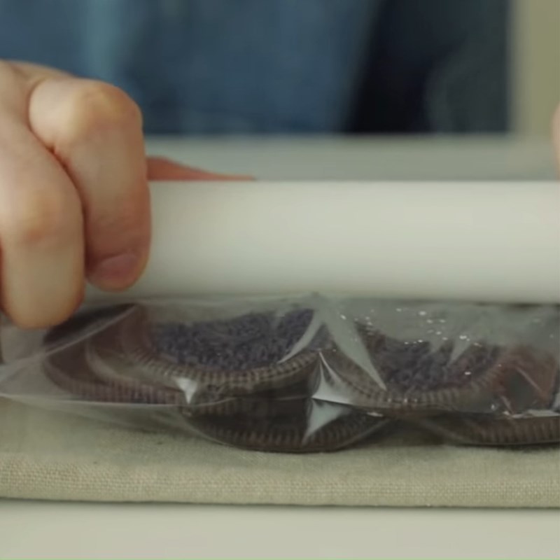 Bước 4 Nghiền vụn bánh Bánh Cheesecake Socola Oreo