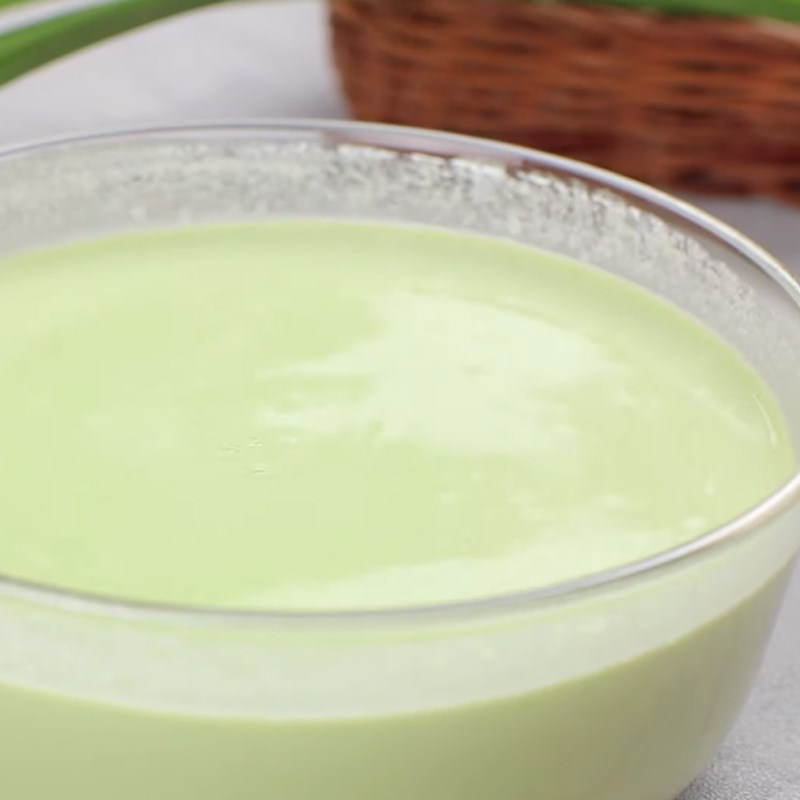 Bước 1 Pha bột bánh Bánh cuốn lá dứa nhân tôm