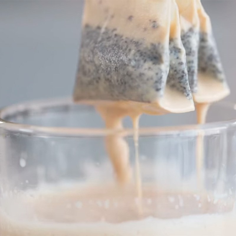 Bước 1 Pha trà Pancake trà sữa đàng đen