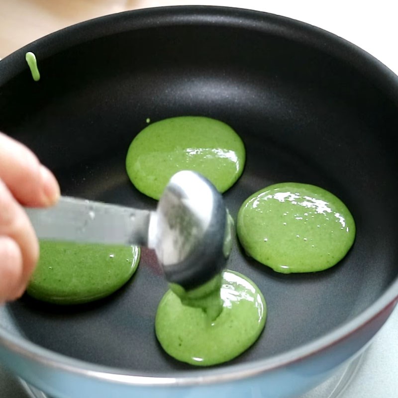 Bước 2 Rán bánh Bánh rán trà xanh nhân kem
