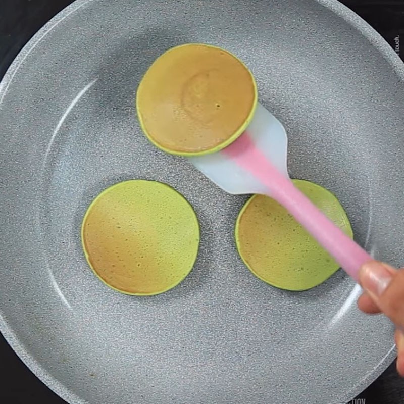 Bước 5 Rán bánh Bánh rán trà xanh nhân socola