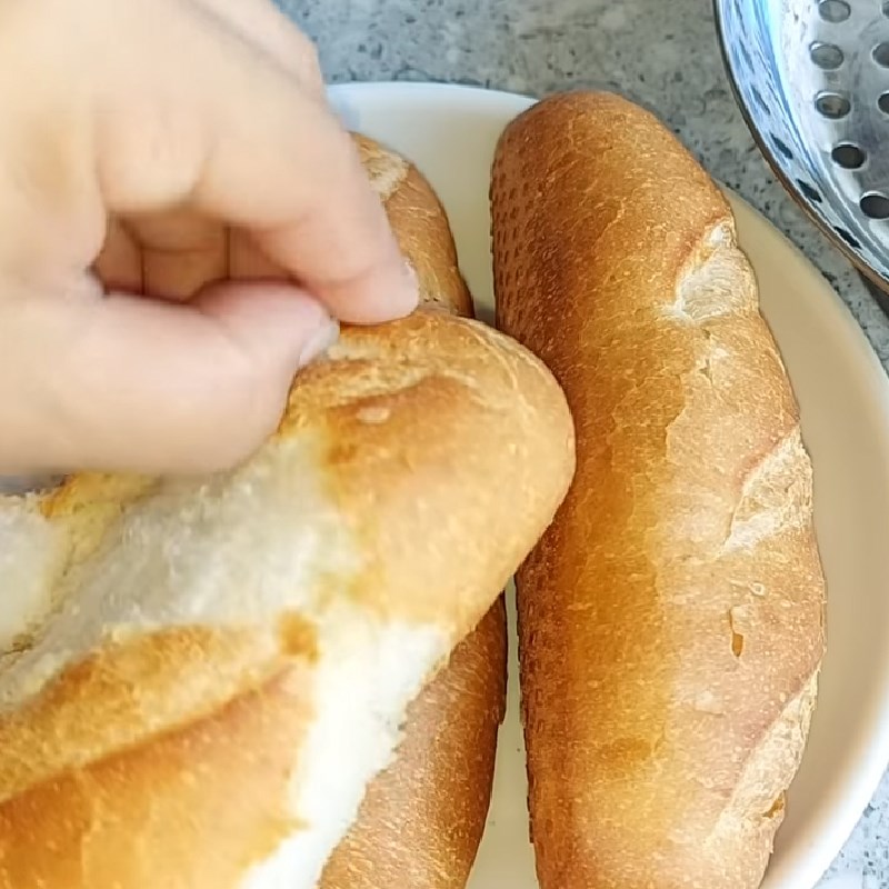 Bước 1 Sơ chế bánh mì Tóp mỡ chay rim mặn