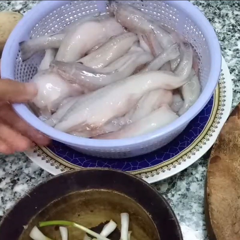 Bước 1 Sơ chế cá khoai Canh cá khoai nấu hành