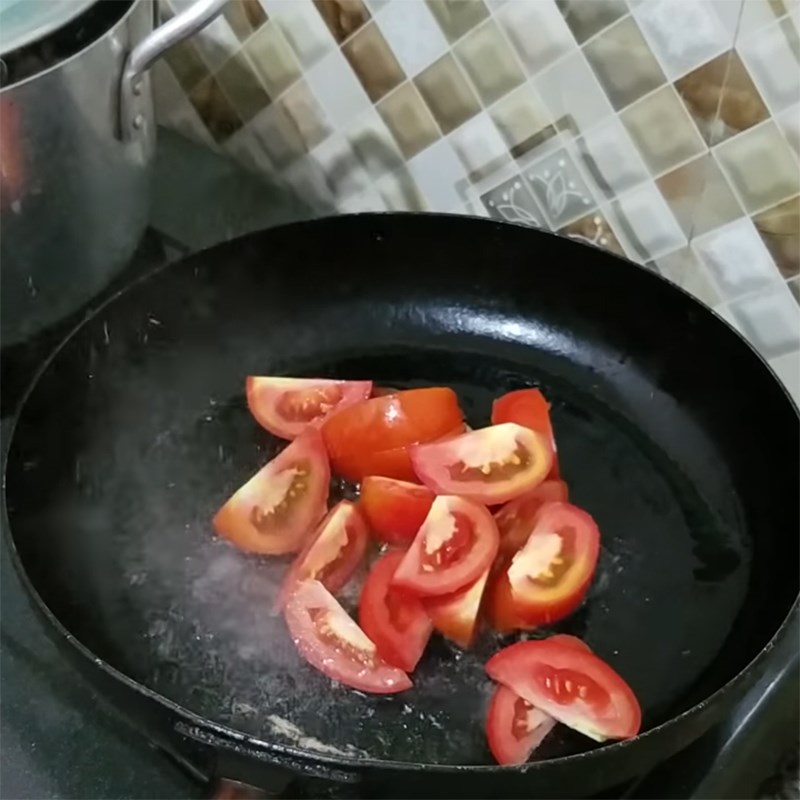 Bước 2 Sơ chế các nguyên liệu khác Canh chua cá mè nấu mẻ