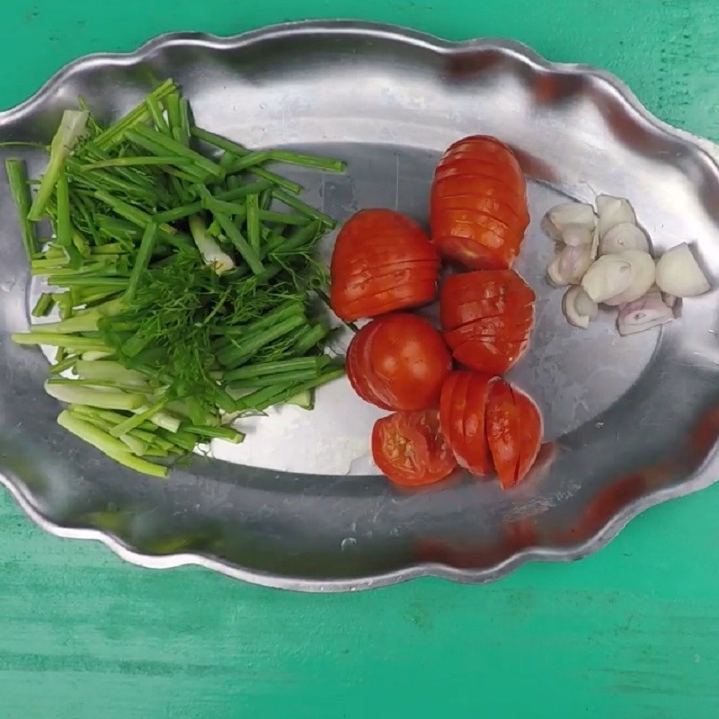 Bước 2 Sơ chế các nguyên liệu khác Cá rô phi sốt cà chua