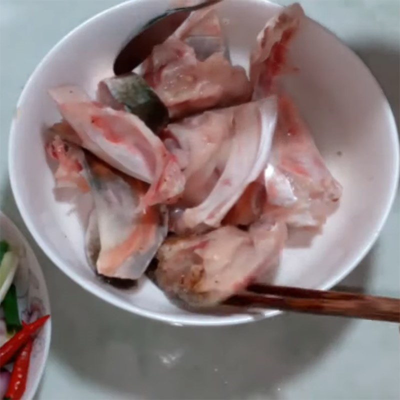 Bước 1 Sơ chế cá mè Canh chua cá mè măng chua