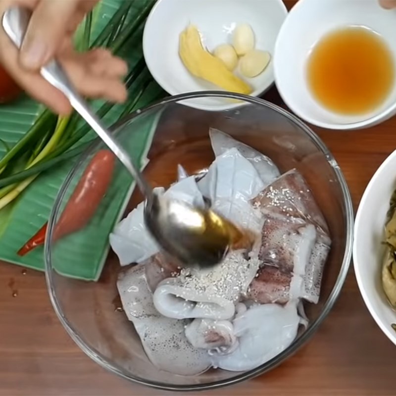 Bước 1 Sơ chế mực Canh chua mực dưa chua