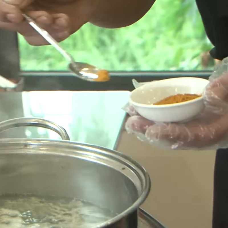 Bước 1 Sơ chế nguyên liệu Rươi xào măng - đặc sản xứ Nghệ