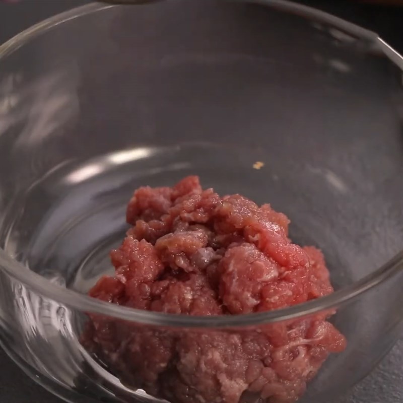 Bước 1 Sơ chế nguyên liệu Burger phở