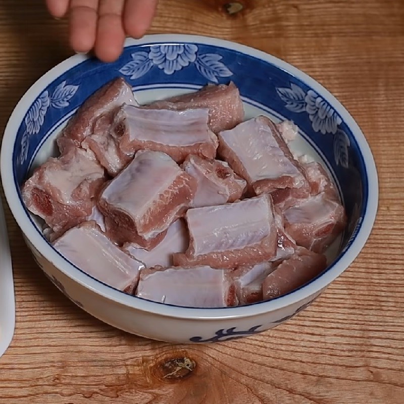Bước 1 Sơ chế sườn Sườn hấp chua ngọt