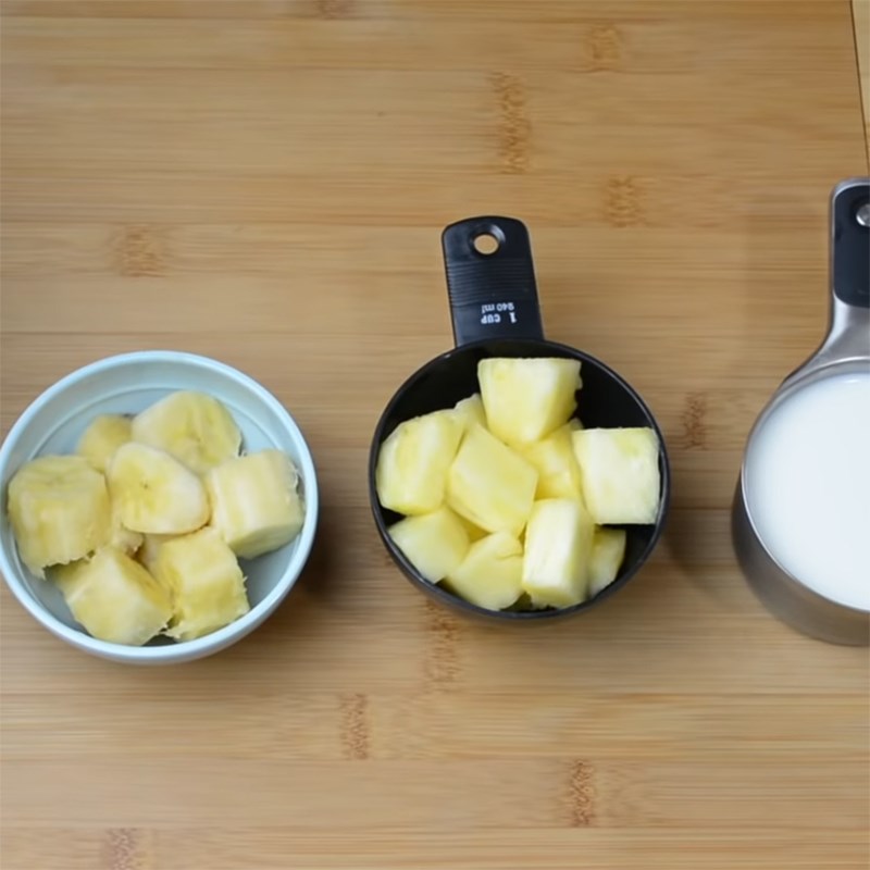 Bước 1 Sơ chế trái cây Sữa lắc dứa và chuối