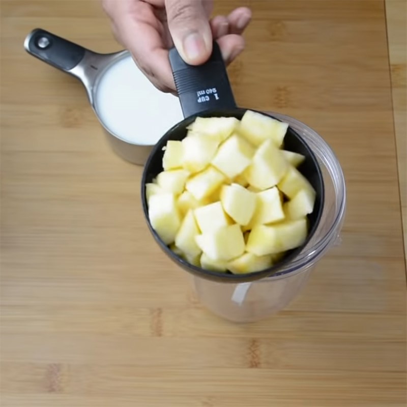 Bước 1 Sơ chế trái cây Sữa lắc táo