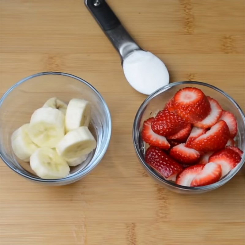 Bước 1 Sơ chế trái cây Sữa lắc dâu và chuối