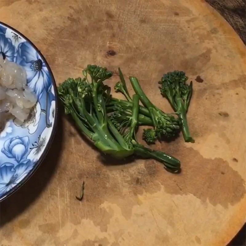 Bước 2 Sơ chế và chần bông cải Cháo yến mạch tôm bông cải xanh