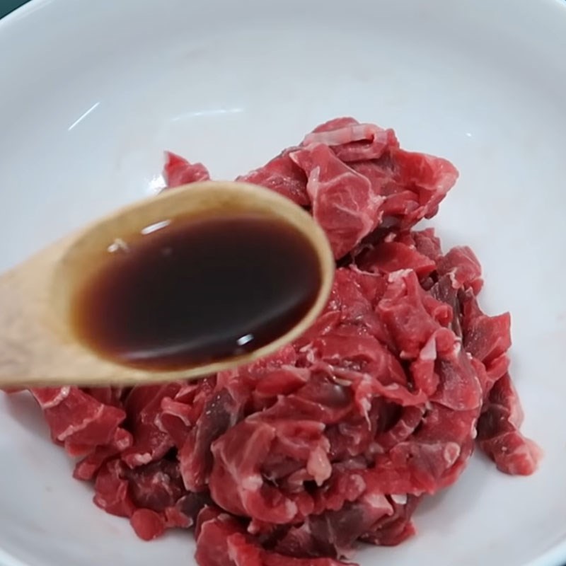 Bước 1 Sơ chế và ướp thịt bò Canh rong biển thịt bò đậu hũ