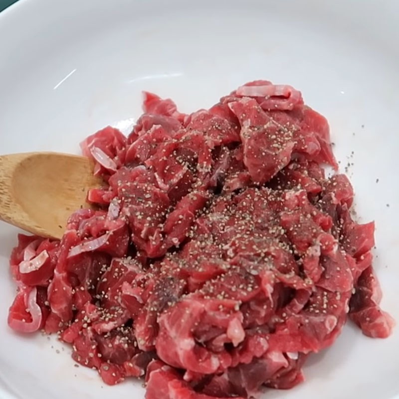 Bước 1 Sơ chế và ướp thịt bò Canh rong biển thịt bò đậu hũ