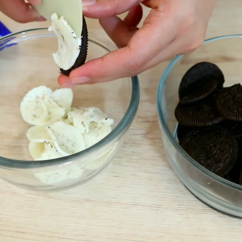 Bước 1 Tách bánh oreo Bánh rán oreo nhân kem sữa