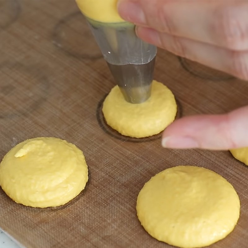 Bước 4 Tạo hình bánh Bánh Macaron phô mai ngô