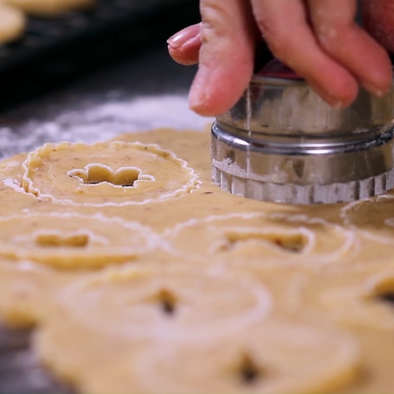Bước 5 Tạo hình bánh Bánh Linzer dâu tây