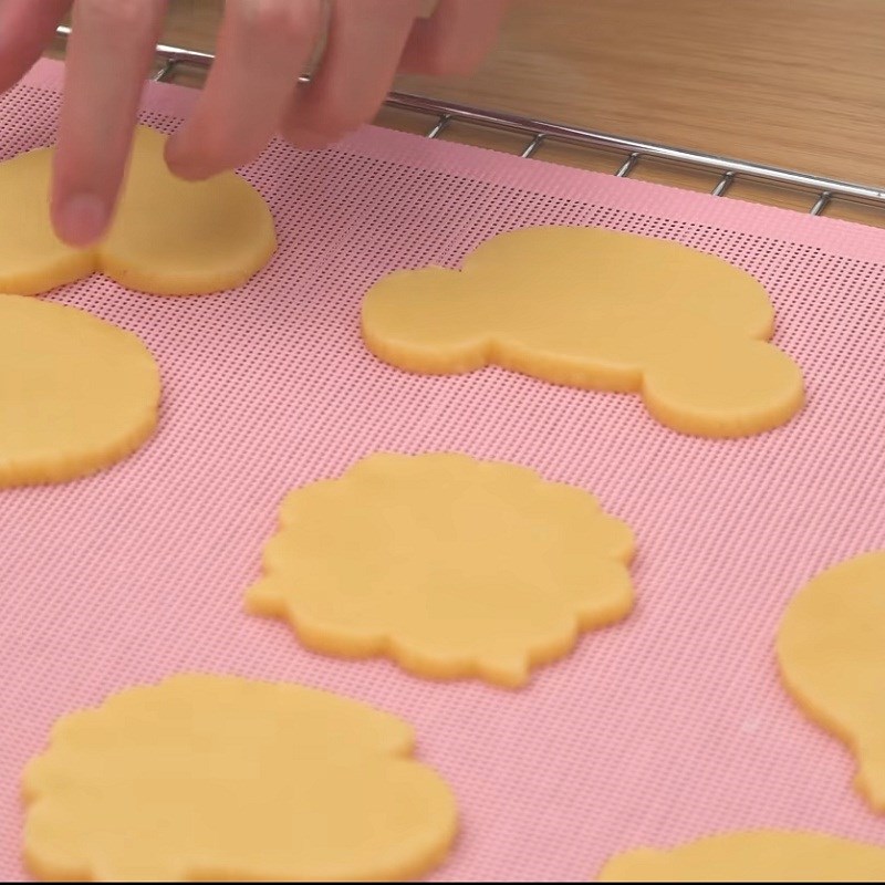 Bước 3 Tạo hình bánh quy Bánh quy đường BTS - Royal Icing Cookie
