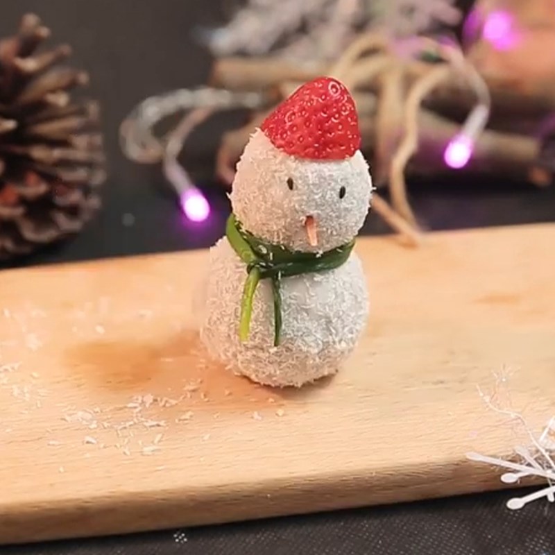 Bước 5 Tạo hình người tuyết Cách làm bánh Noel hình người tuyết từ khoai môn