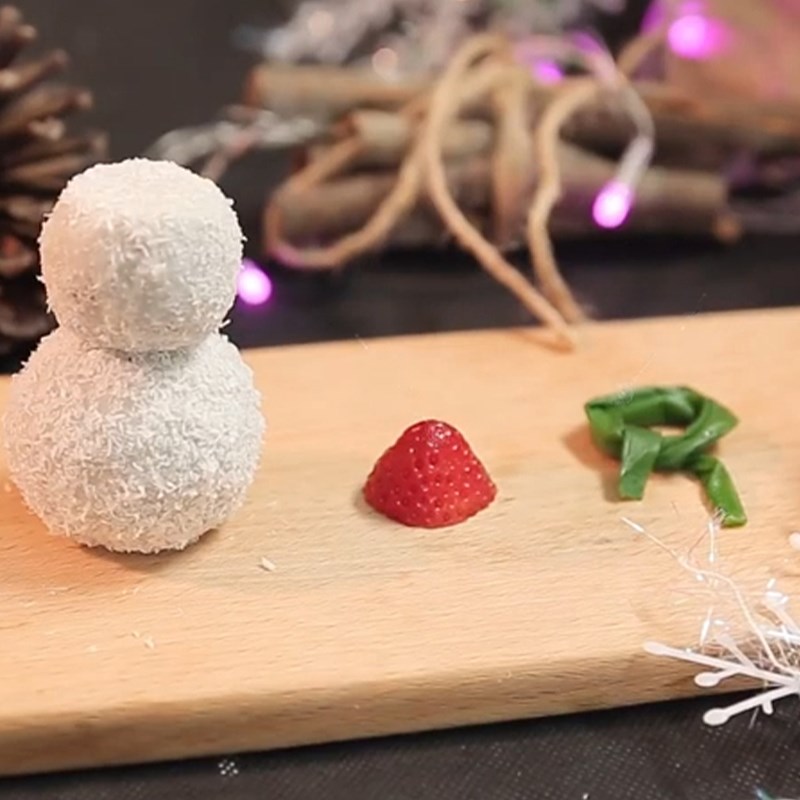Bước 5 Tạo hình người tuyết Cách làm bánh Noel hình người tuyết từ khoai môn