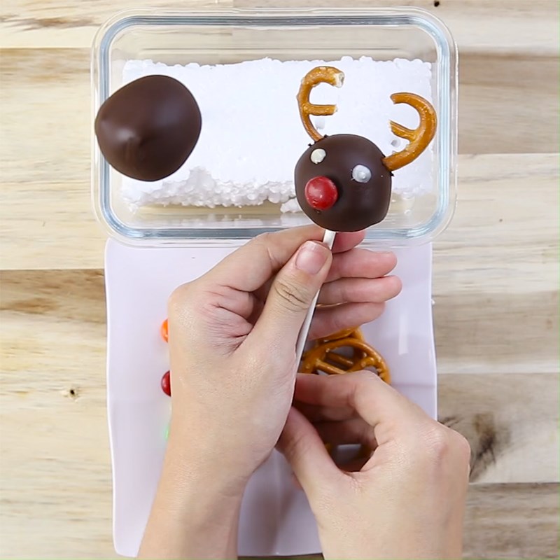 Bước 4 Tạo hình tuần lộc Bánh cake pop