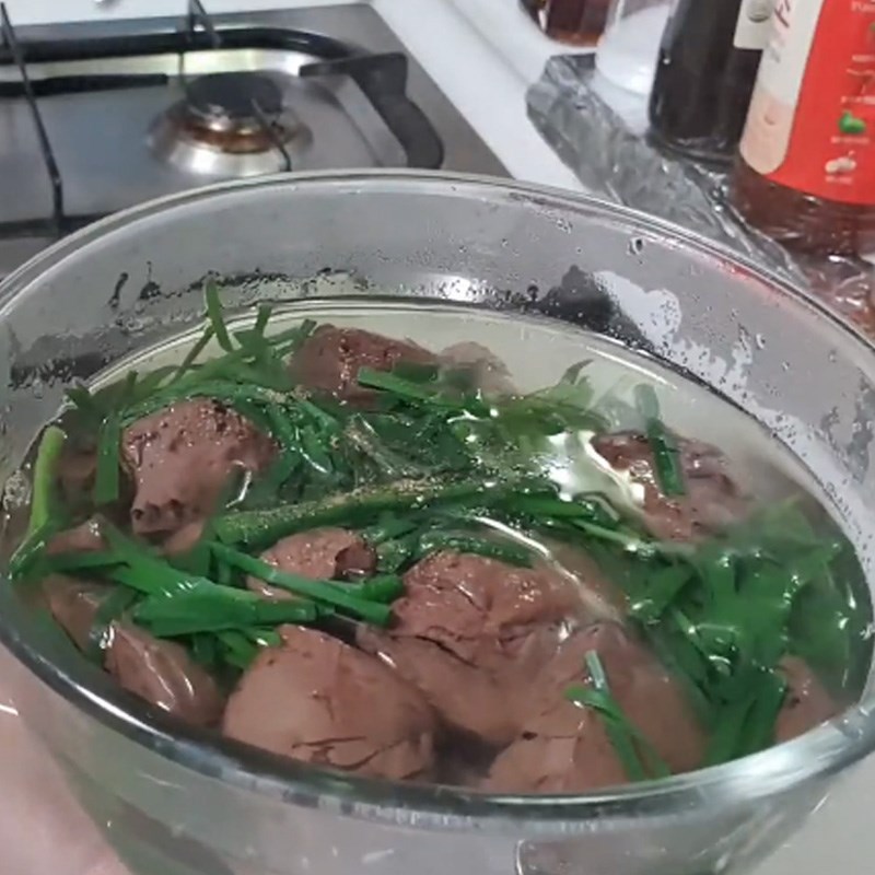 Bước 4 Thành phẩm Canh huyết heo với hẹ