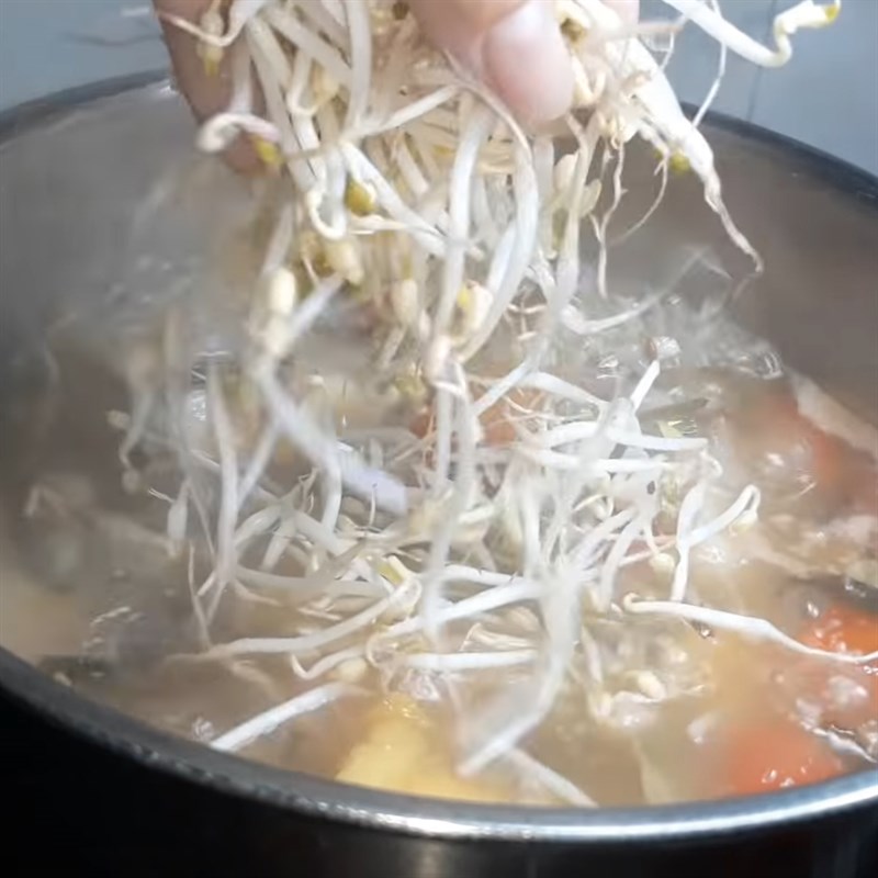 Bước 4 Nấu canh Canh chua đầu cá mè