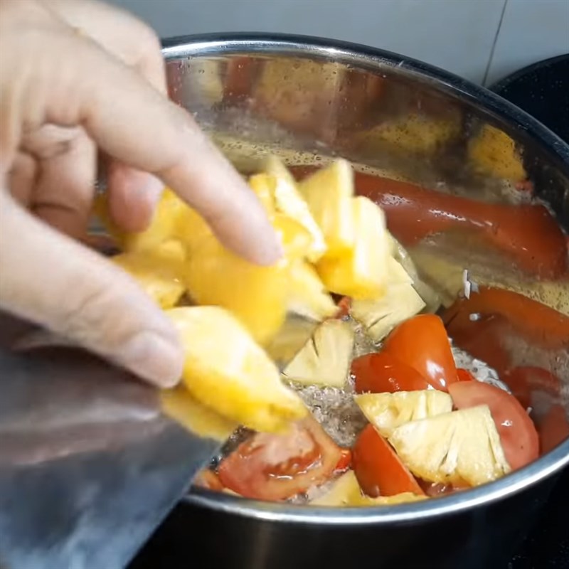 Bước 4 Nấu canh Canh chua đầu cá mè