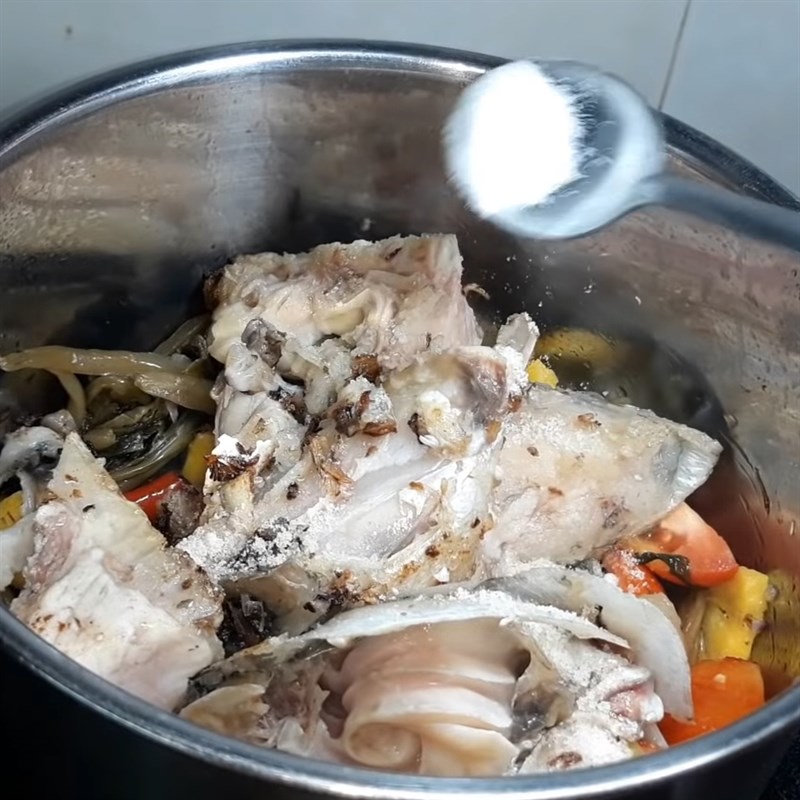 Bước 4 Nấu canh Canh chua đầu cá mè