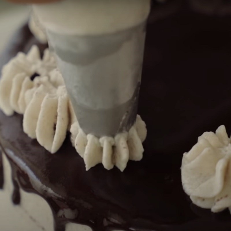 Bước 7 Trang trí bánh Bánh crepe oreo ngàn lớp