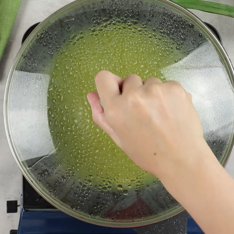 Bước 4 Tráng vỏ bánh cuốn Bánh cuốn lá dứa nhân tôm