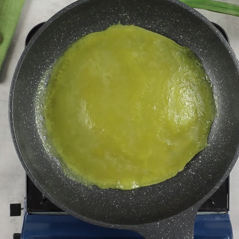 Bước 4 Tráng vỏ bánh cuốn Bánh cuốn lá dứa nhân tôm