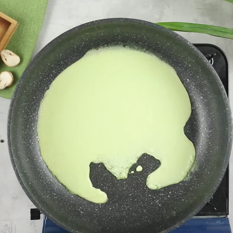 Bước 4 Tráng vỏ bánh cuốn Bánh cuốn lá dứa nhân tôm