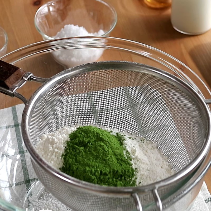 Bước 1 Trộn bột bánh Bánh rán trà xanh nhân kem
