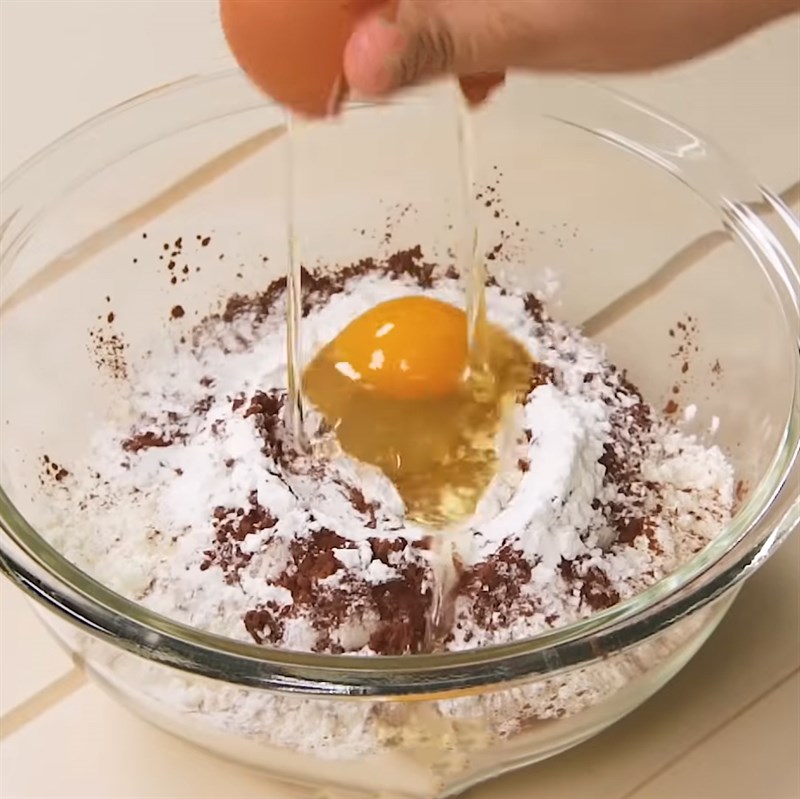 Bước 1 Trộn bột bánh Bánh cá socola