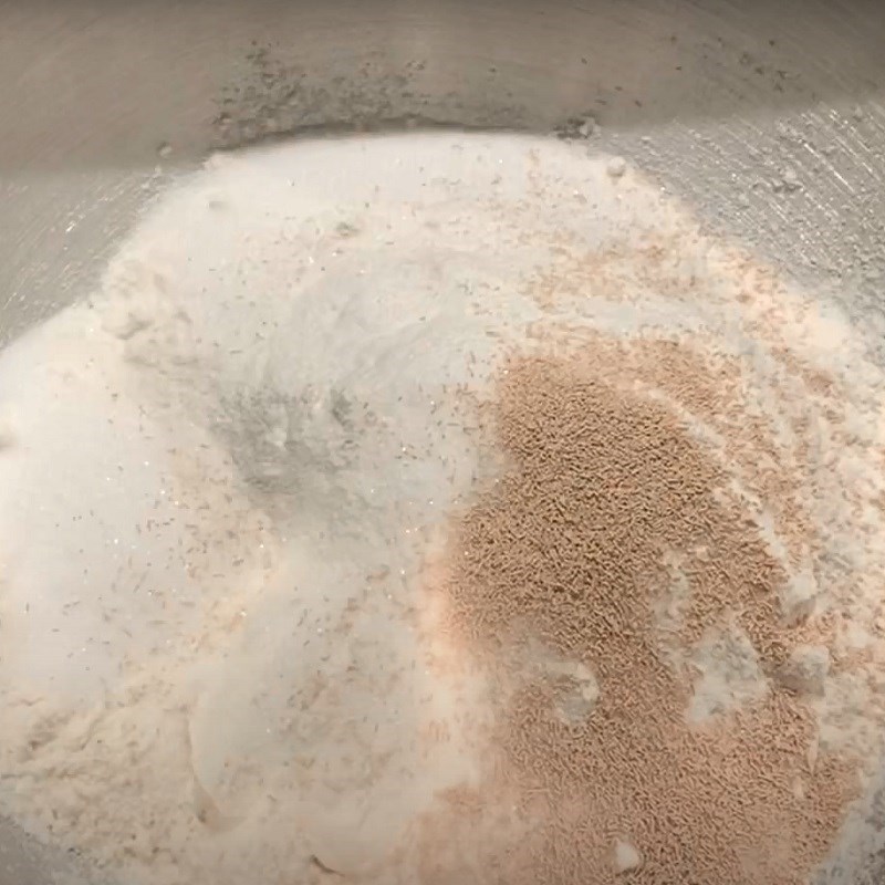 Bước 1 Trộn bột bánh Bánh Donut lá cẩm