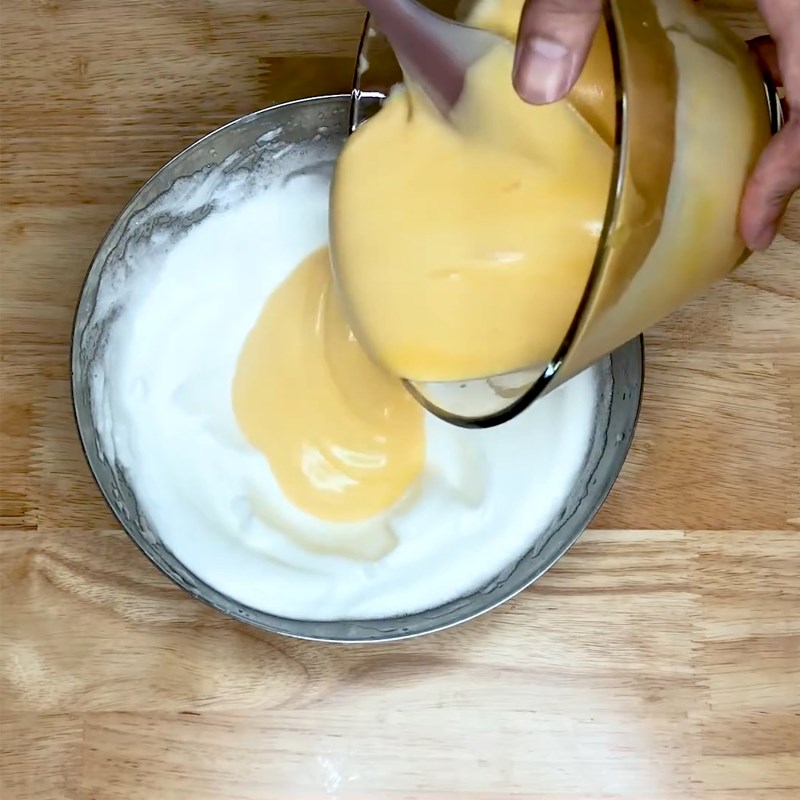 Bước 3 Trộn bột bánh với lòng trắng trứng Bánh bông lan trứng muối bằng nồi chiên không dầu