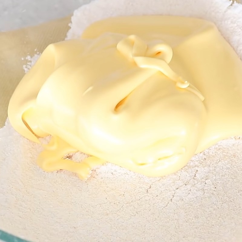 Bước 3 Trộn bột bánh với lòng trắng trứng Bánh Macaron phô mai ngô