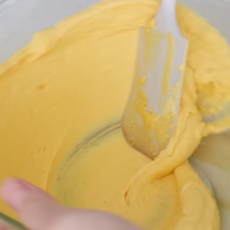Bước 3 Trộn bột bánh với lòng trắng trứng Bánh Macaron phô mai ngô