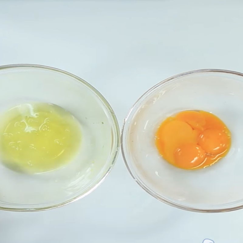 Bước 2 Trộn bột lòng đỏ trứng Bánh rán trà xanh nhân socola