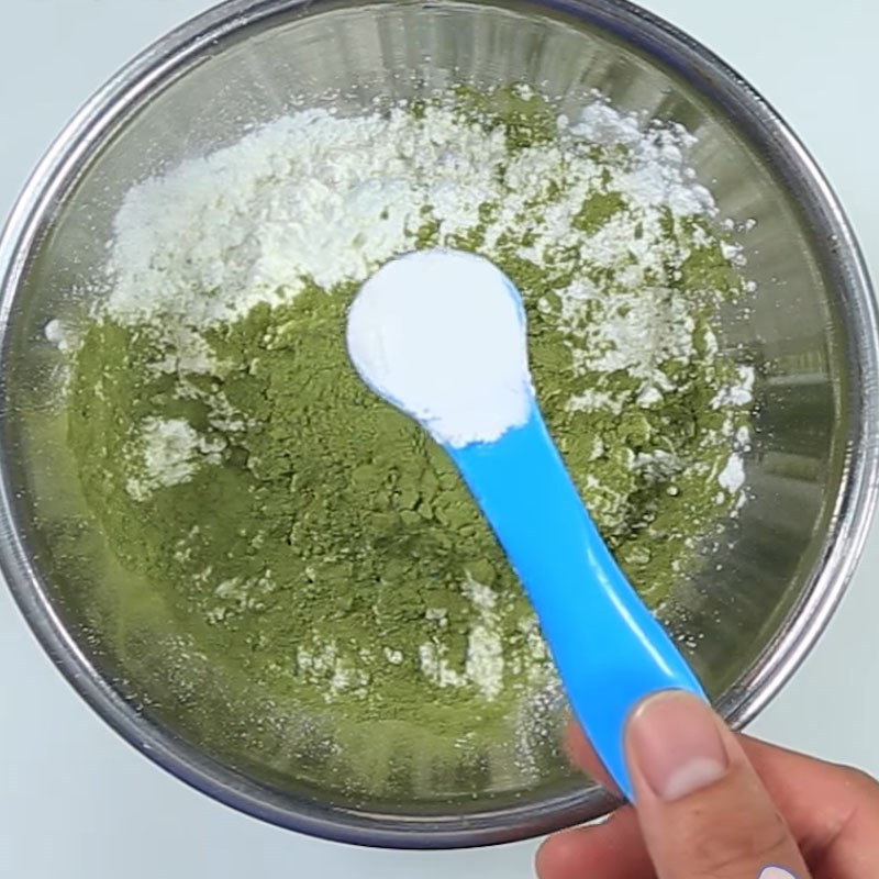Bước 2 Trộn bột lòng đỏ trứng Bánh rán trà xanh nhân socola