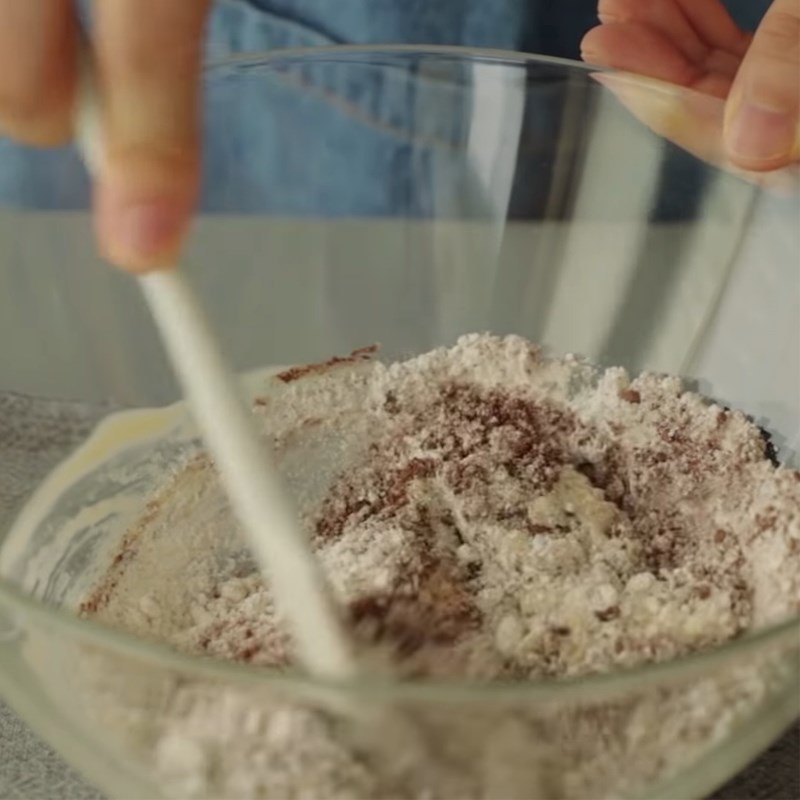 Bước 1 Trộn bột vỏ giòn Bánh su kem ngoài giòn trong mềm nhân kem socola
