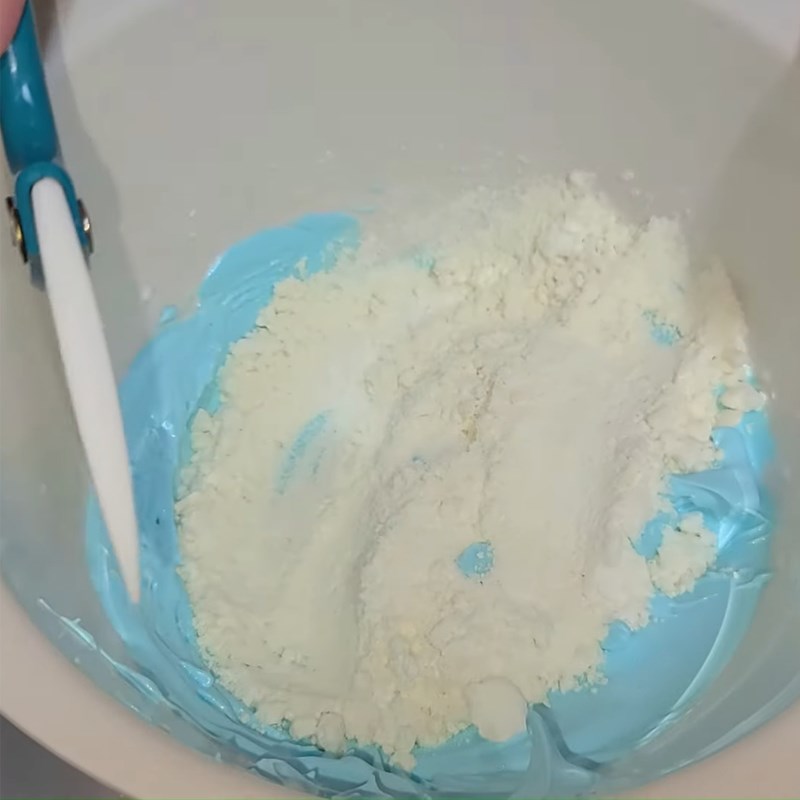 Bước 3 Trộn bột với lòng trắng trứng Bánh Macaron không cần lò nướng