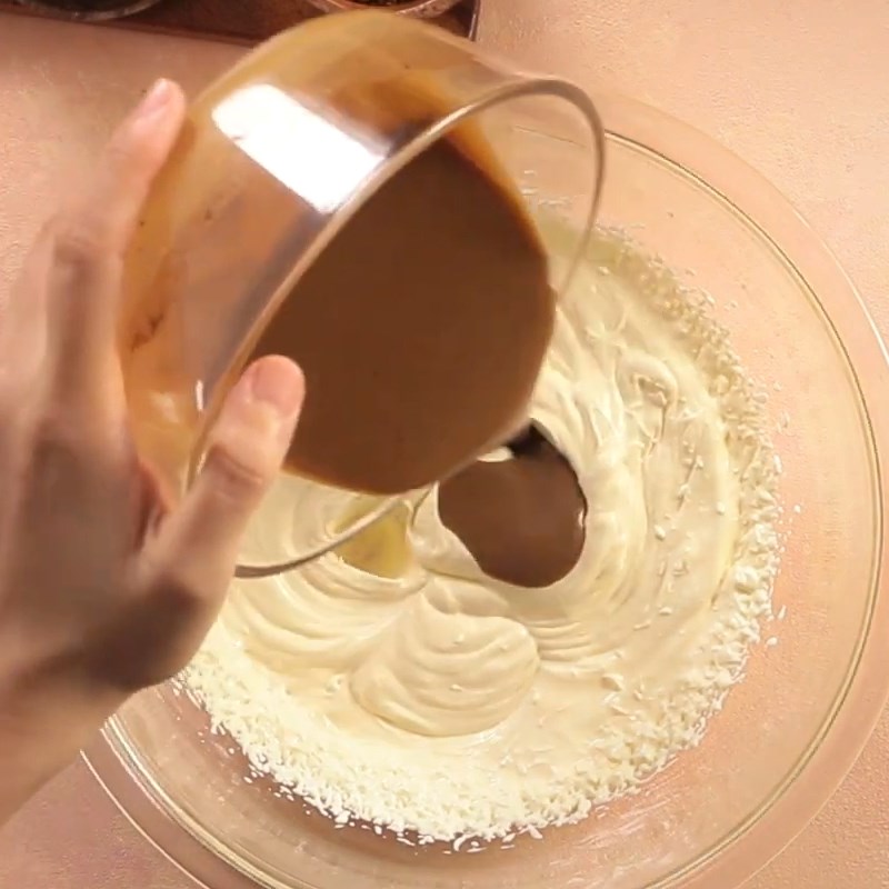 Bước 3 Trộn hỗn hợp kem Kem tiramisu